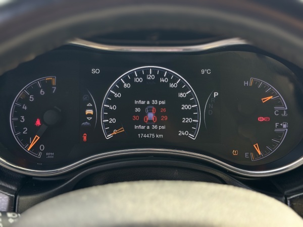 Jeep Grand Cherokee — foto 17 de 26