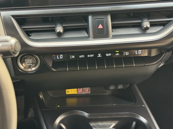 Lexus Ux200 — foto 24 de 26