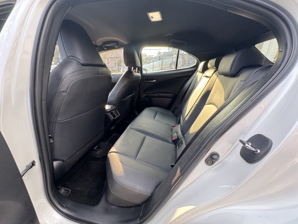Lexus Ux200 — foto 15 de 26