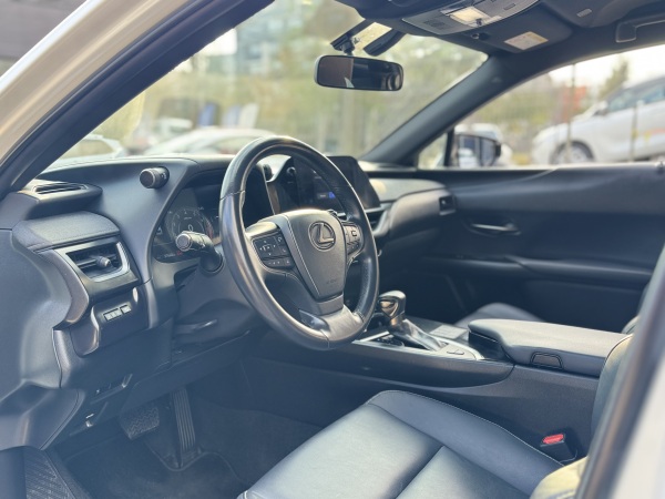 Lexus Ux200 — foto 18 de 26