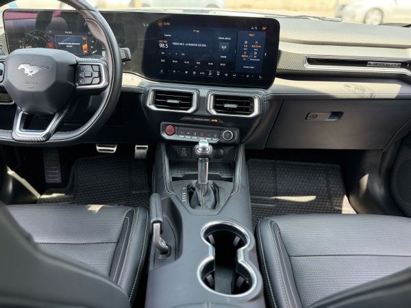 Ford Mustang — foto 18 de 24