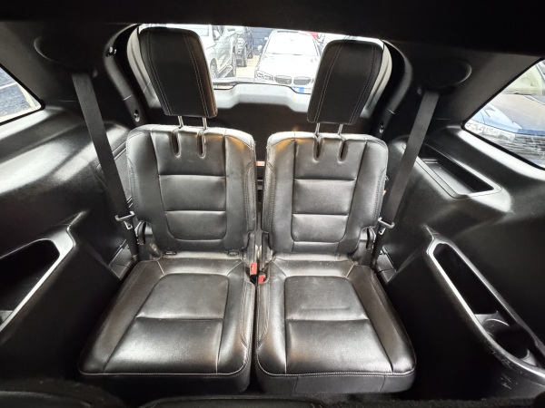Ford Explorer — foto 18 de 28