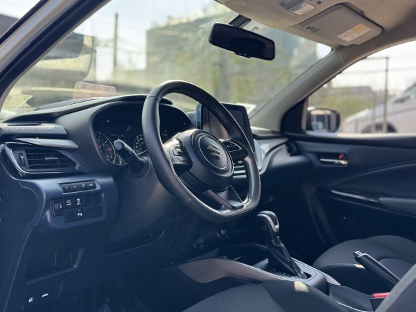 Suzuki Baleno — foto 11 de 24