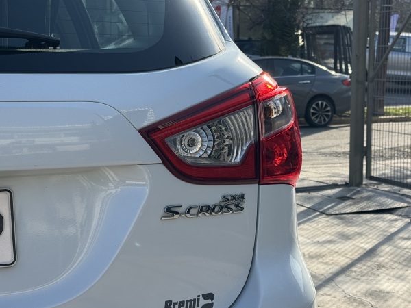Suzuki S Cross — foto 15 de 23