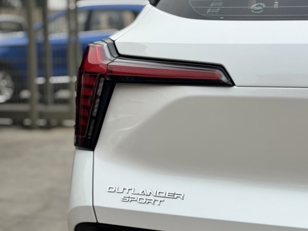 Mitsubishi Outlander Sport — foto 9 de 23