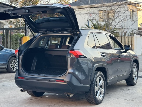 Toyota RAV4 — foto 11 de 23