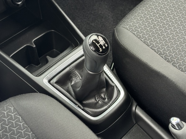 Suzuki Swift — foto 21 de 23