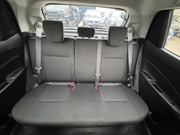 Suzuki Swift — foto 15 de 23