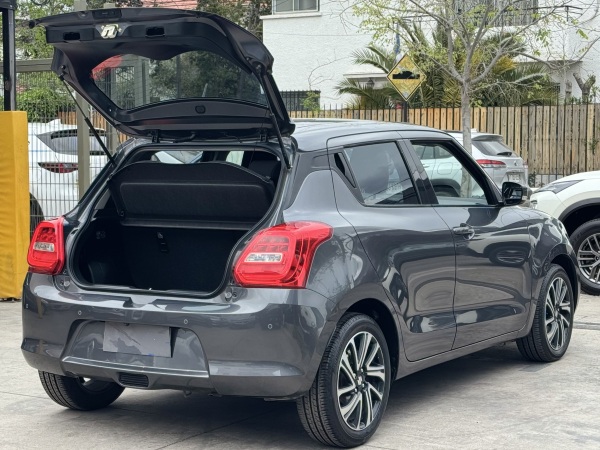 Suzuki Swift — foto 7 de 23