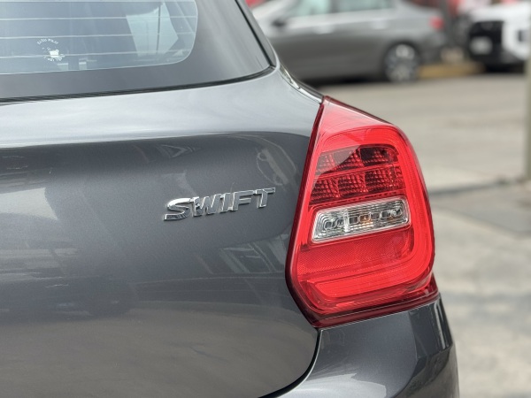 Suzuki Swift — foto 10 de 23