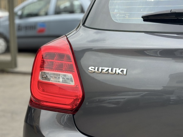 Suzuki Swift — foto 9 de 23