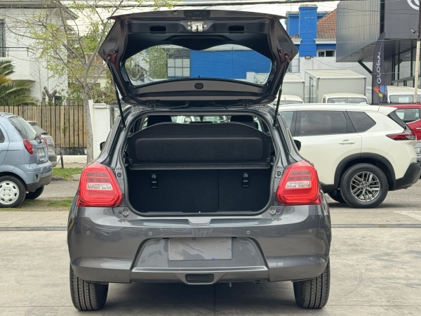 Suzuki Swift — foto 8 de 23