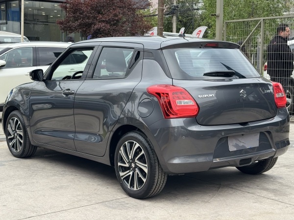 Suzuki Swift — foto 6 de 23