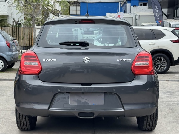 Suzuki Swift — foto 5 de 23