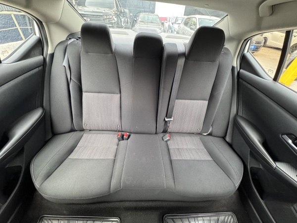 Nissan Sentra — foto 15 de 24