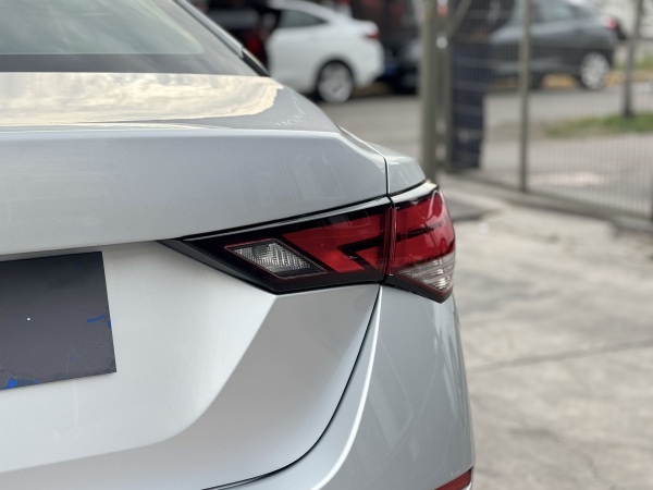 Nissan Sentra — foto 12 de 23