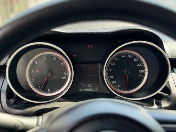 Suzuki Swift — foto 18 de 22