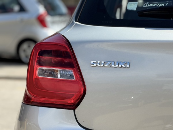 Suzuki Swift — foto 9 de 22