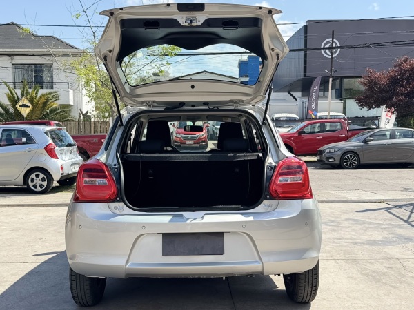 Suzuki Swift — foto 7 de 22