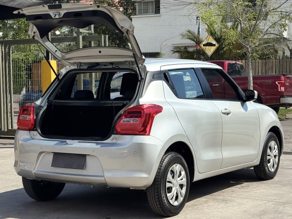 Suzuki Swift — foto 8 de 22