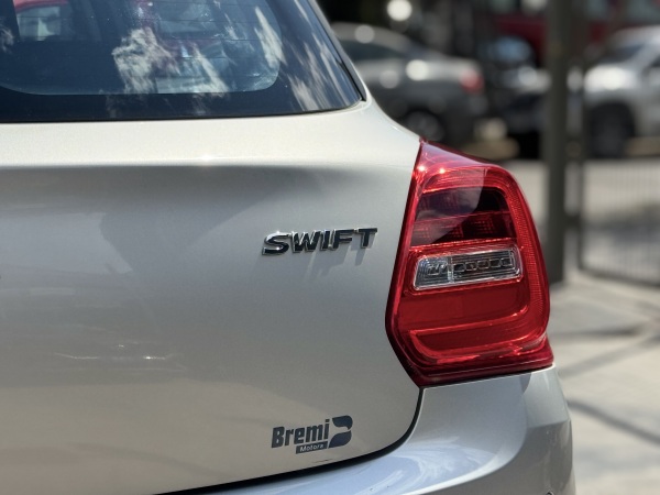 Suzuki Swift — foto 10 de 22