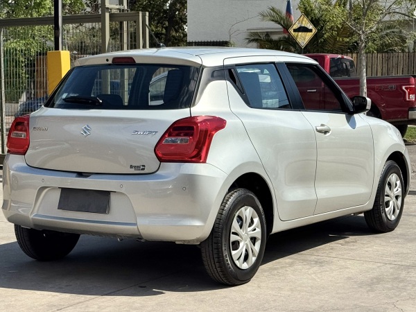 Suzuki Swift — foto 3 de 22
