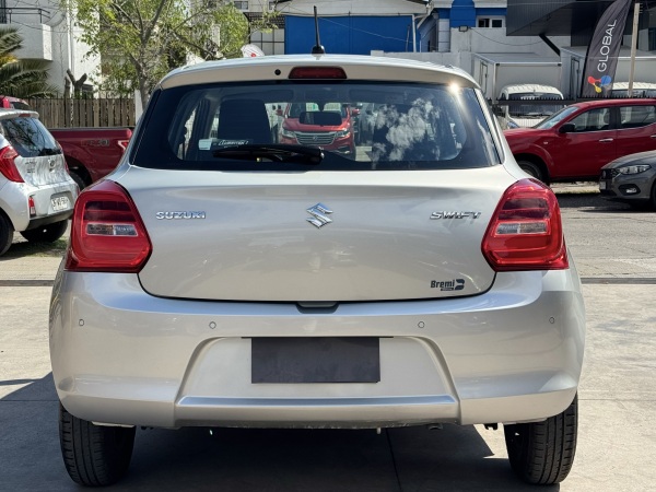 Suzuki Swift — foto 5 de 22