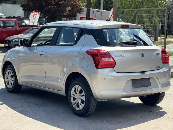 Suzuki Swift — foto 6 de 22